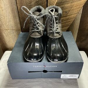 Tommy Hilfiger Womens Henree 2 Duck Boots Stylish & Comfy Size 9 Black/Gray